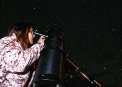 Mira a través de un telescopio